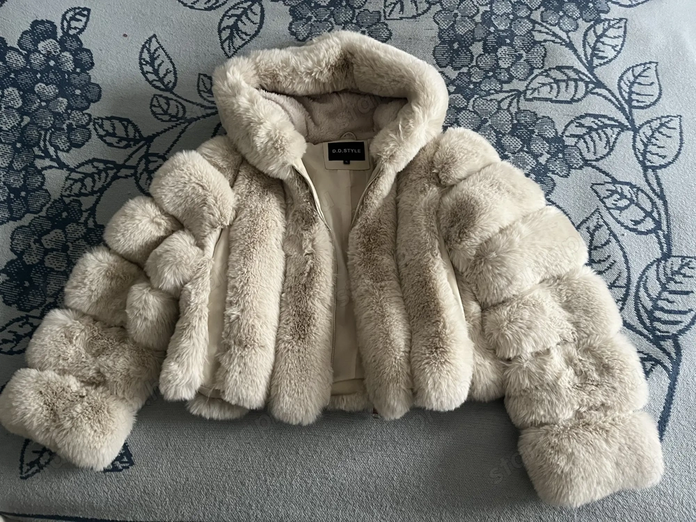 Eladó ÚJ Szőrme Kabát Ruhazsákkal 