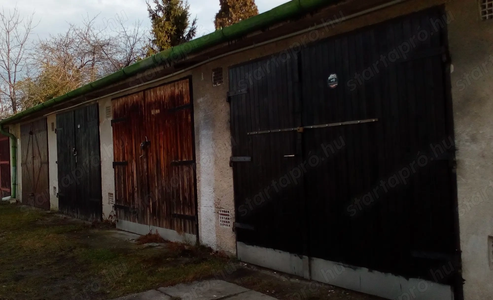   Győr-Gyárvárosban Kiskúton a garázssoron 16 Nm-es jó állapotú garázs   eladó.  Beázásmentes száraz