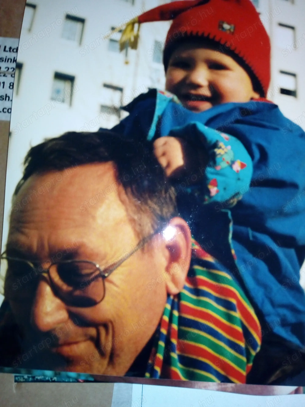 Szófa fémvázas, 2 személyre ágyazható, 140x200-as, tiszta matraccal eladó