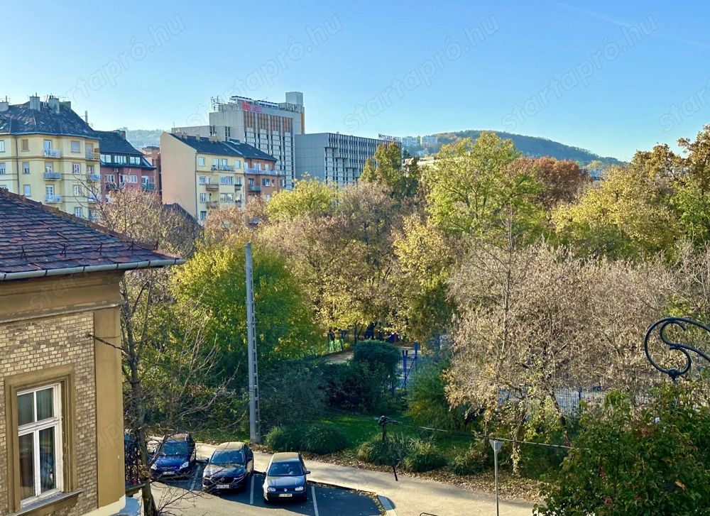 I.kerület frekventált részén külön bejáratú 2 szobás  jó állapotú lakás eladó!