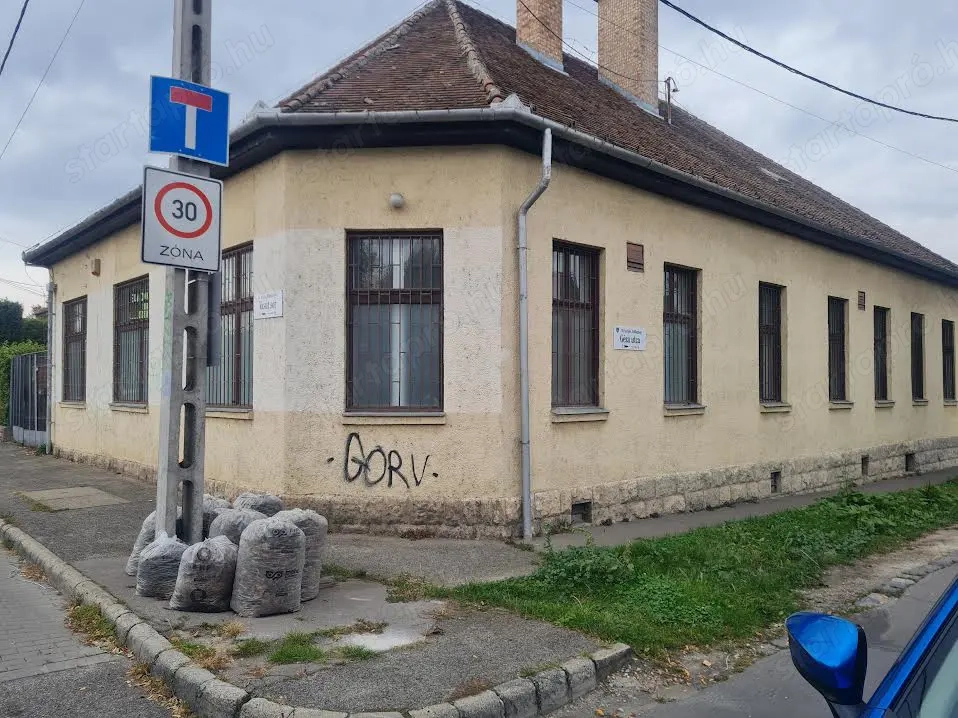 Csillaghegyen frekventált helyen úzlethelyiség eladó!