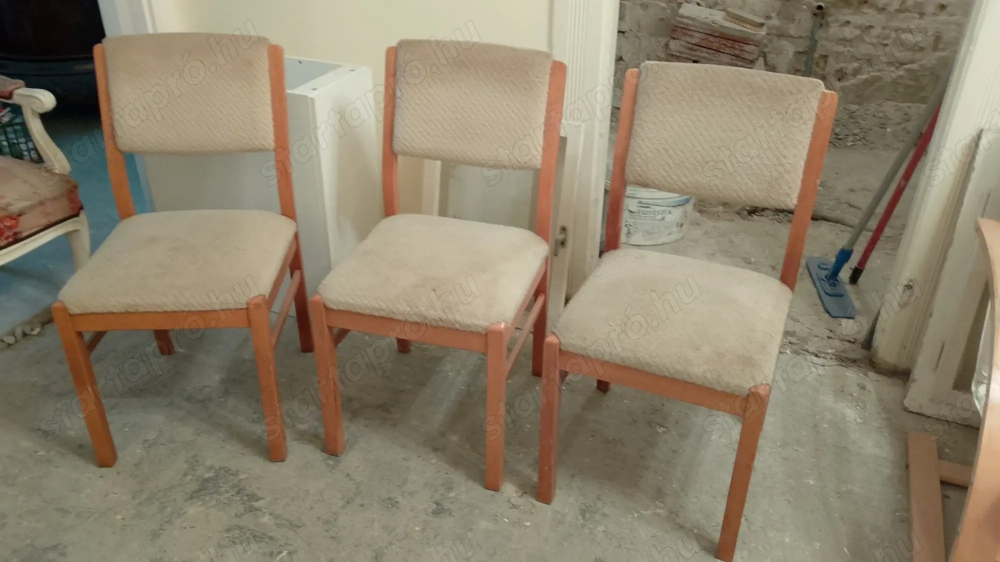 Masszív kárpitozott székek