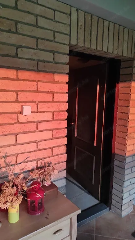 Balaton-felvidéki tanúhegyen erdős kis birtok eladó