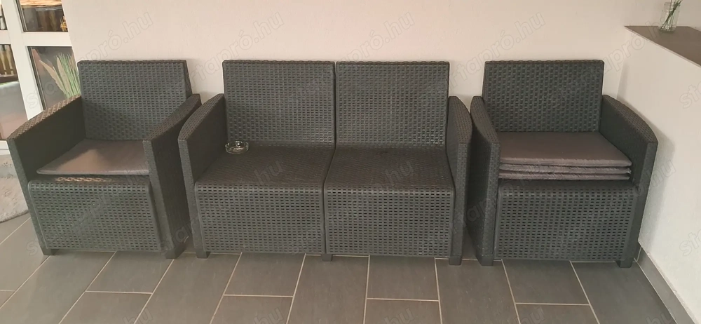 Rattan ülőgarnirúra.