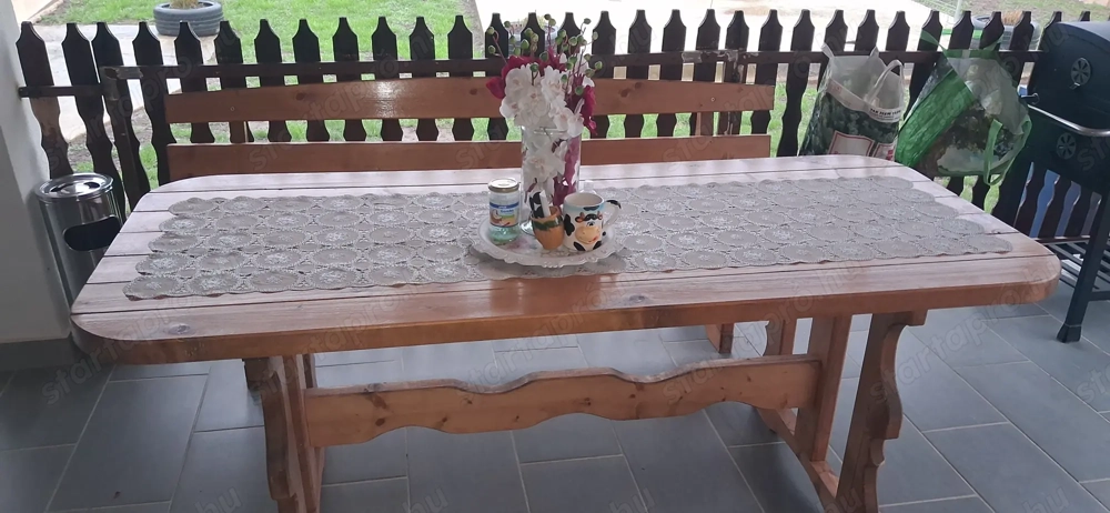 Kerti asztal padokkal.