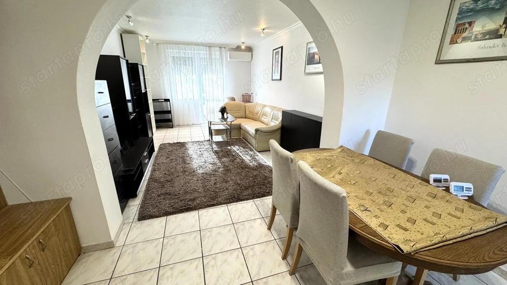Belvárosban 1. emeleti 82 nm-es 3 szoba-nappalis fiatal tégla építésű gázfűtéses lakás eladó!