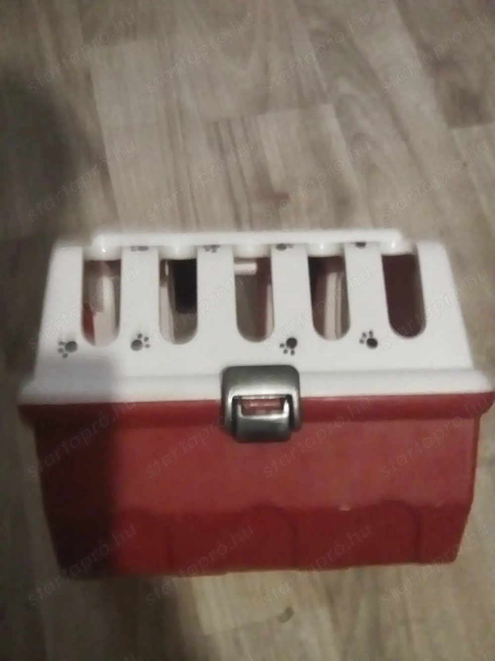 Állat hordozó ketrec.