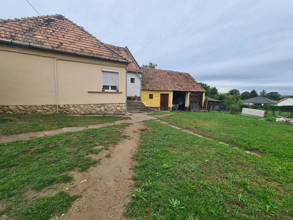 Kivételesen nagy telken, stabil alapokkal eladó családi ház   ritka lehetőség Győrújbarát szívében!