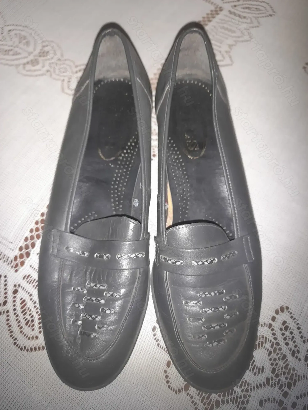 Eladó 39-es sötétszürke női bőrcipő újszerű állapotban