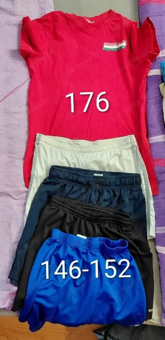 Gyermek ruha eladóvá vált.