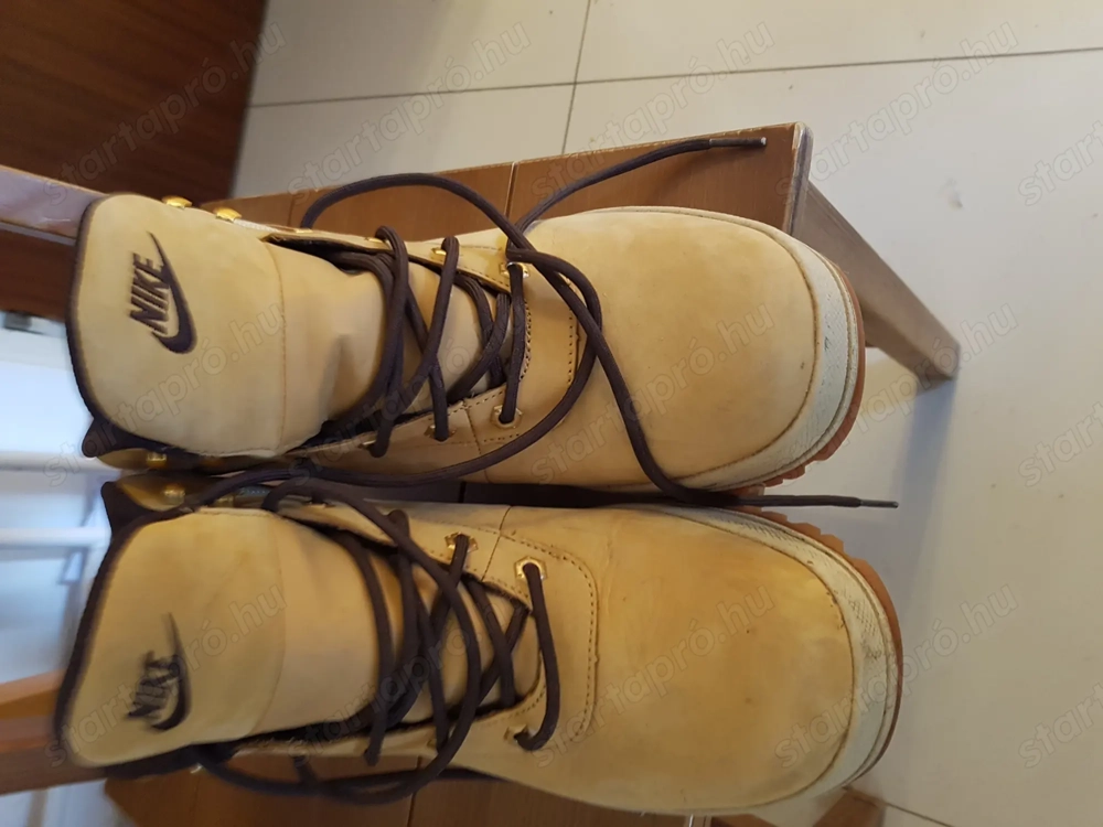 Bakancs 41.5 méret  NIKE fotó csatolva. Nem használt  