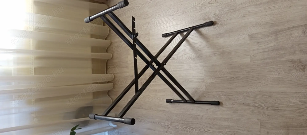    Billentyűs állvány eladó.   Új állapotú duplalábas masszív kivitelű.   Állítható magasság STB.   