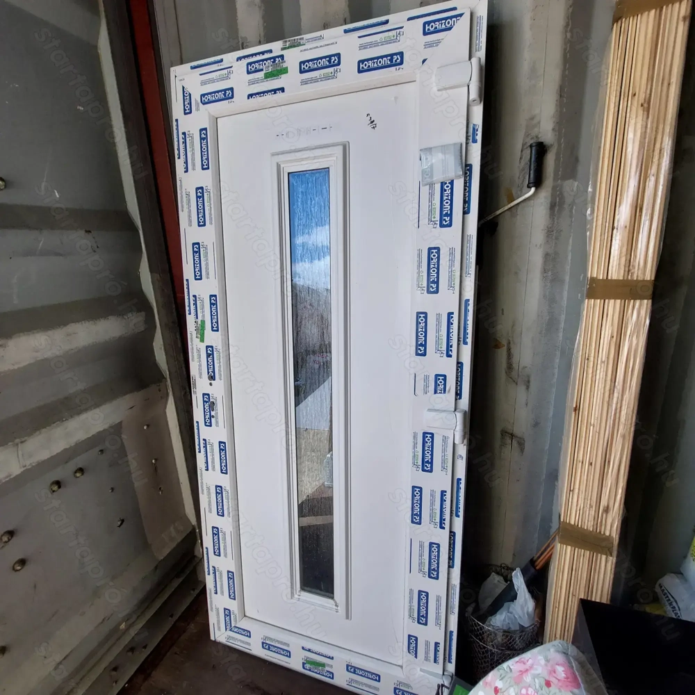 Hőszigetelt, vadonat új, építkezésből fel nem használt bejárati ajtó. (95x 210)
