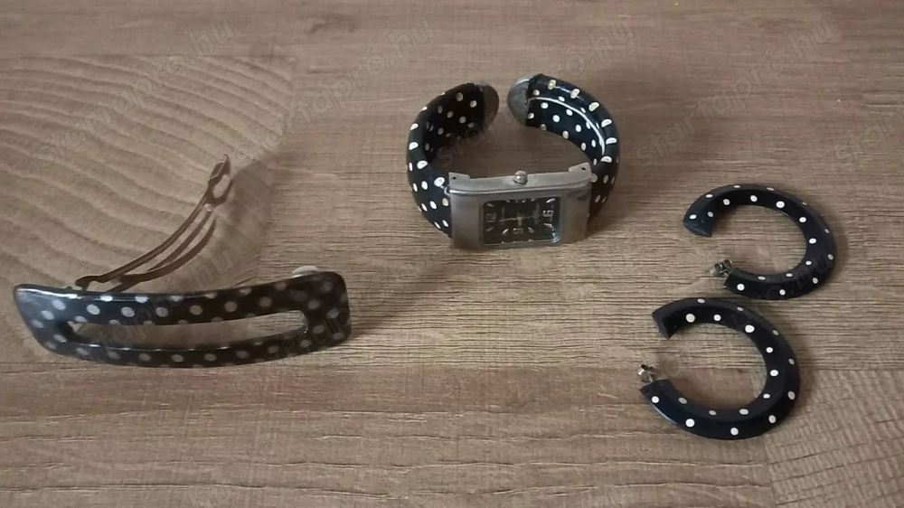 Pöttyös karóra, fülbevaló és egy francia csatt egyben eladó