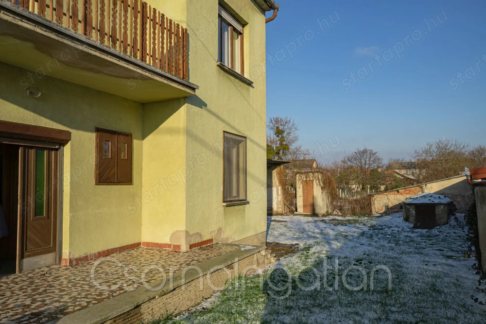 Csorna - központ közeli, két szintes családi ház eladó