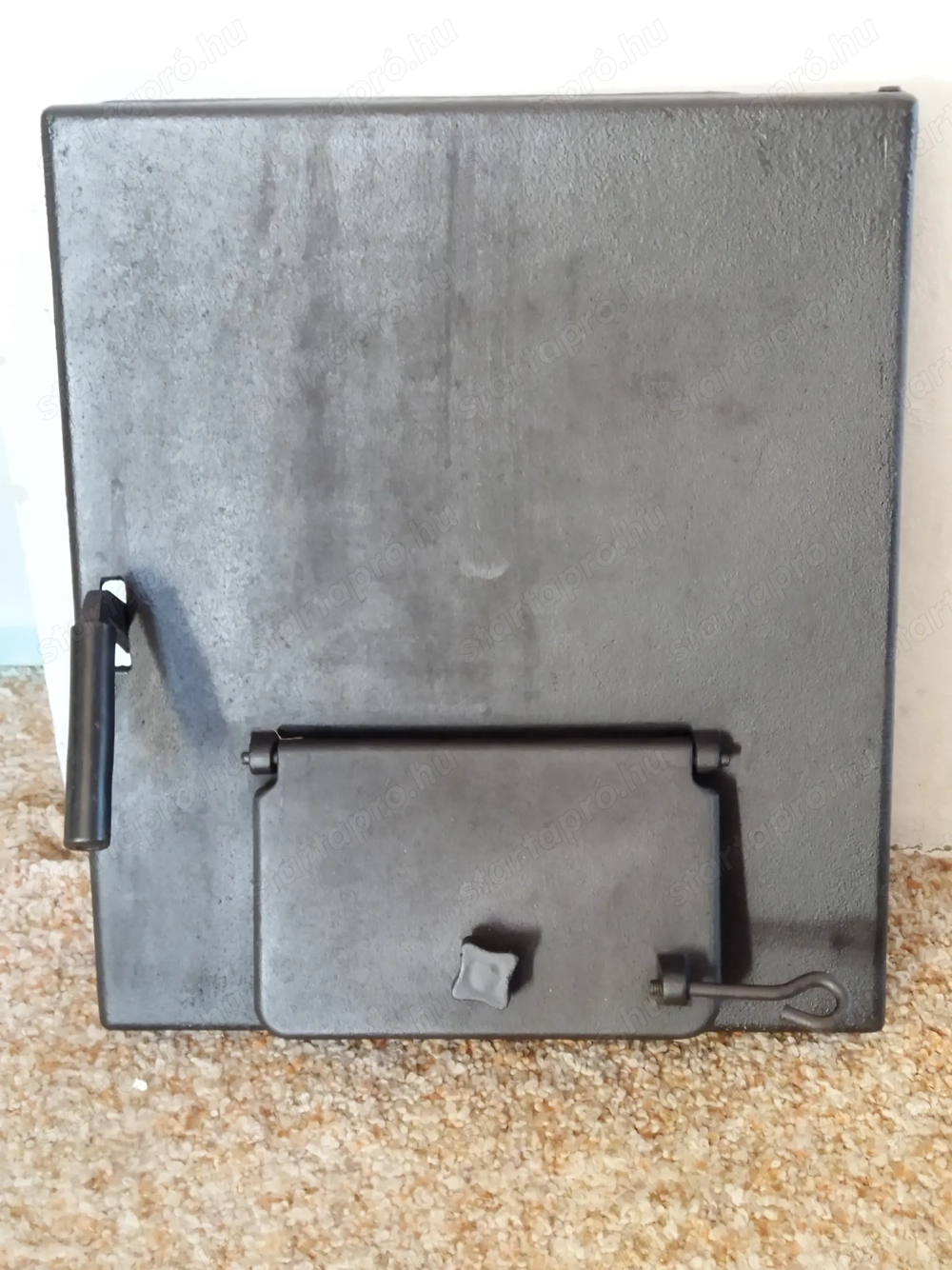 Alsó kazán ajtó Viadrus U22 öntvénykazánhoz, zsanérral együtt