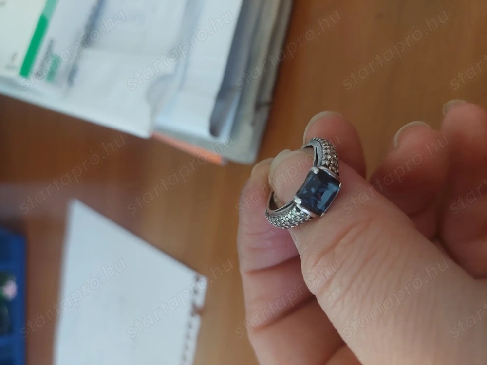 Eladó gyönyörű szép női gyűrű kék kővel 8000 ft.