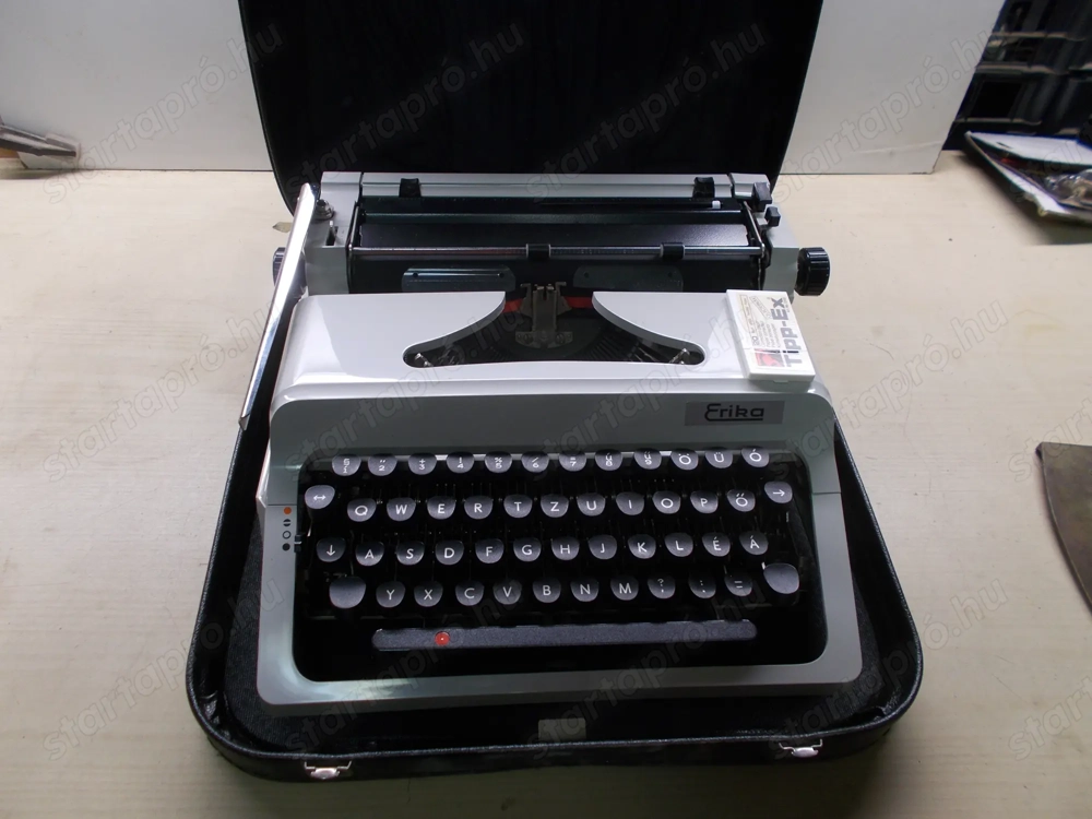 Erika irógép hordtáskájában szép újszerű állapotban