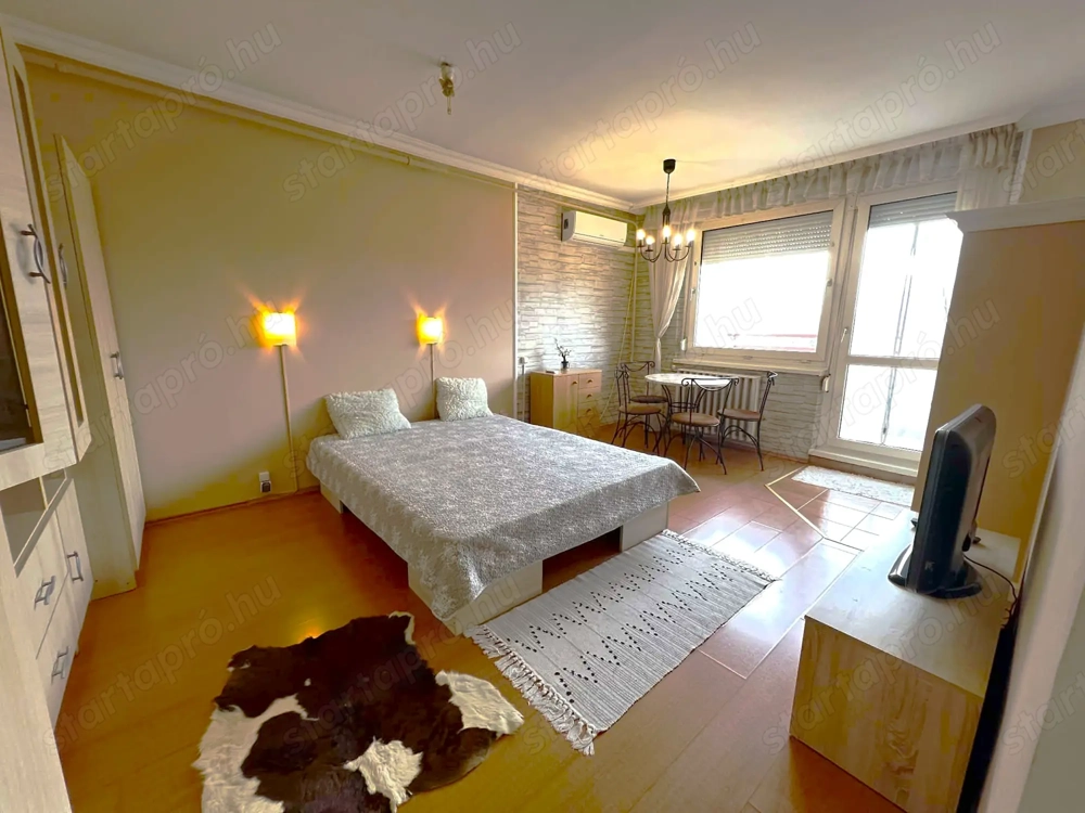 Tulajdonostól eladó Óbudán a Pók Utcai Lakótelepen 30 nm-es erkélyes, panorámás, jó állapotú lakás.