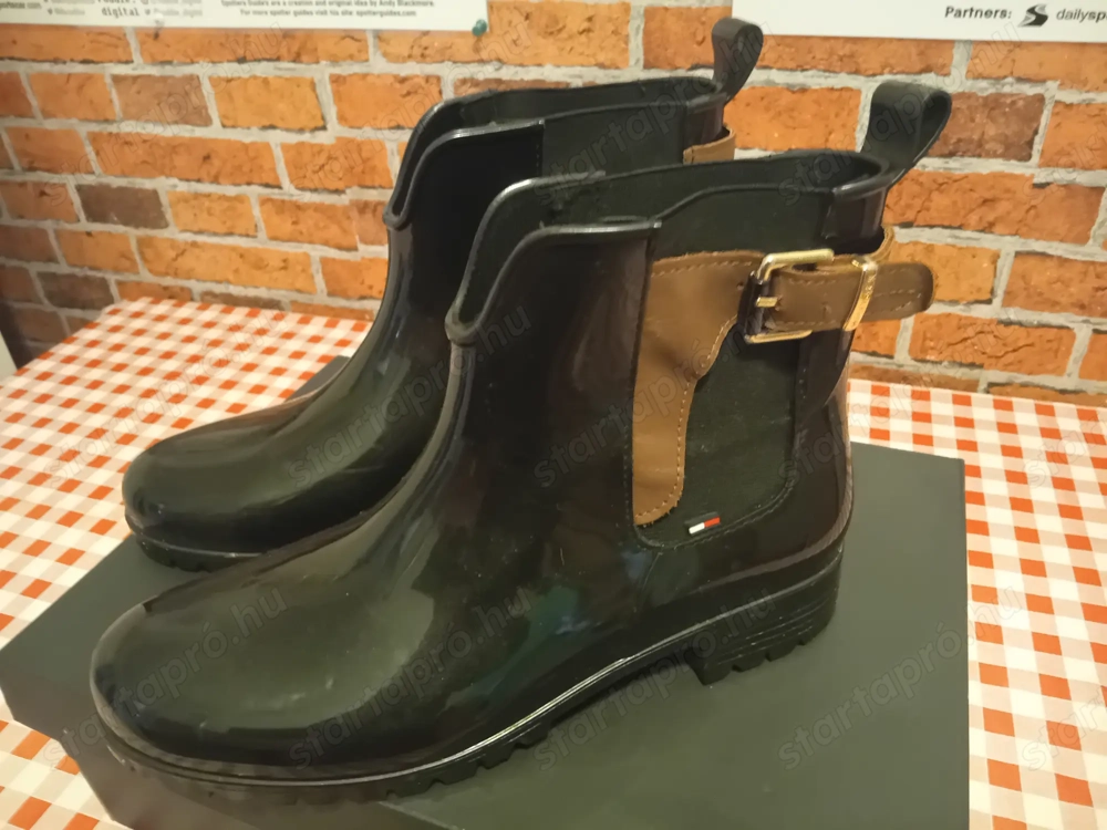 Tommy Hilfiger női magasszárú cipő 41-es