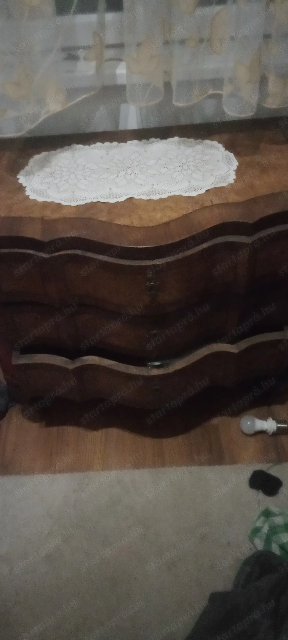 historikus stílusú komőd