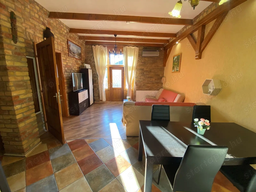 Teljes körűen felújított álomlakás, garázzsal együtt Kiskunhalas szívében!