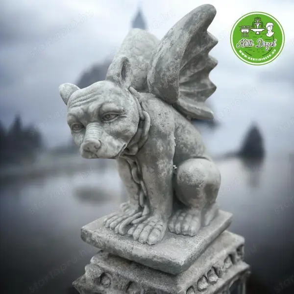 Gargoyle kutya szárnyakkal