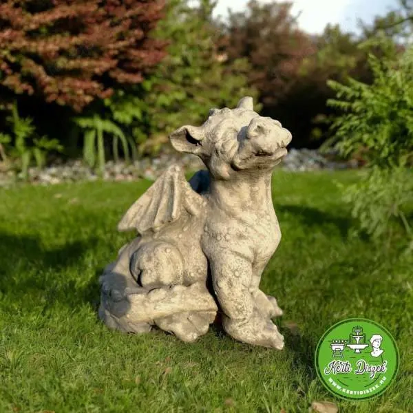 Kis ülő sárkány szobor