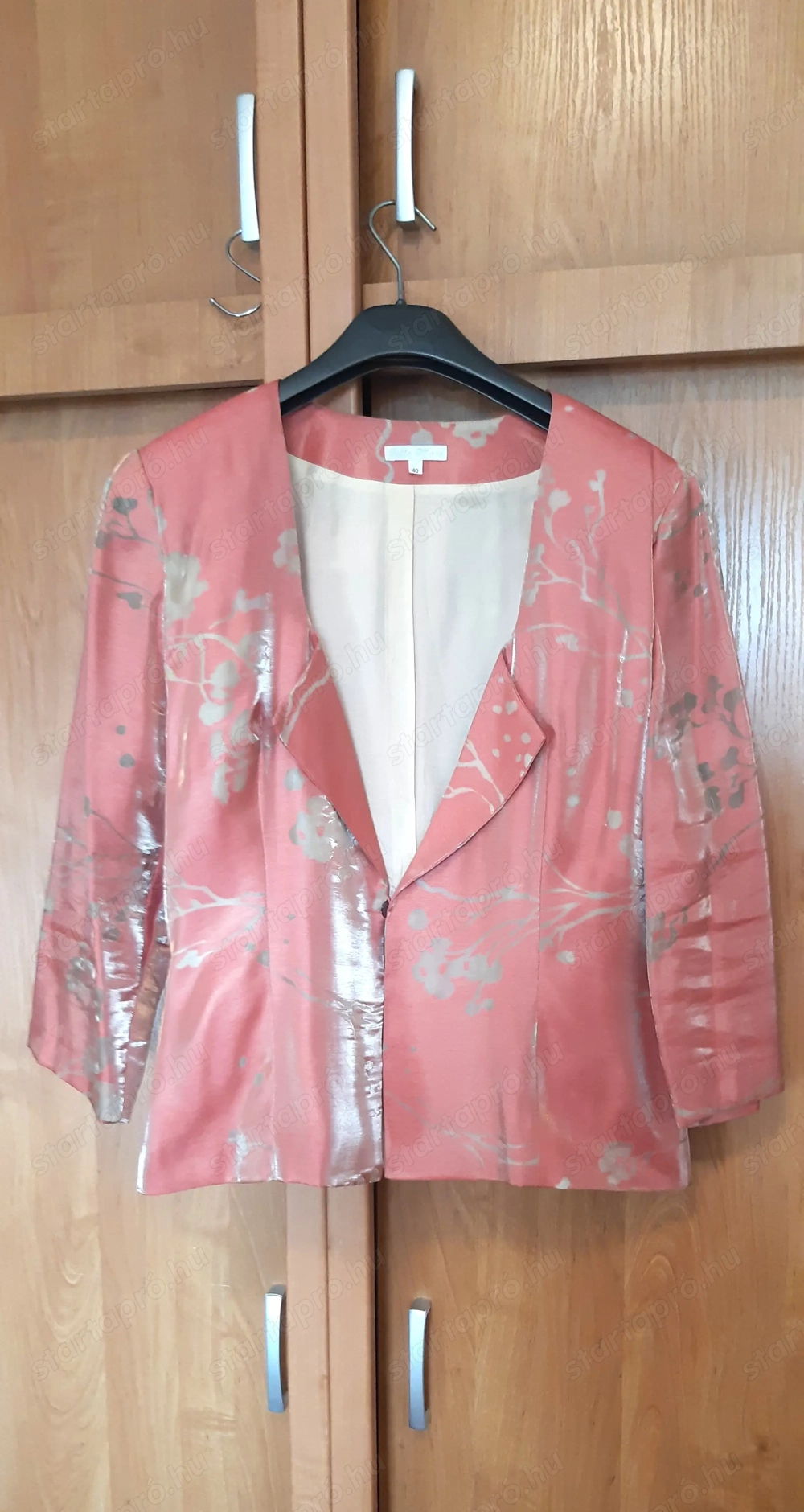 Elegáns, 3 részes selyem kosztüm 40-es méretben eladó.