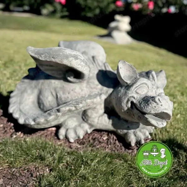 Kis alvó sárkány szobor