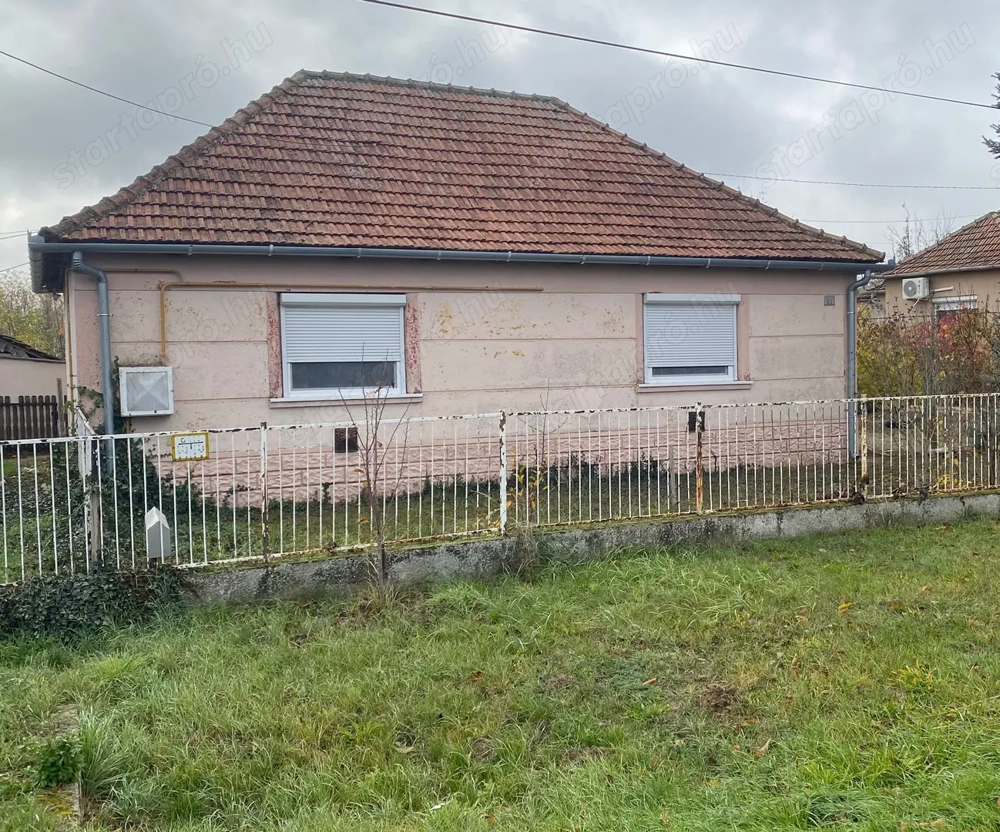 Baja közelében, Mátételkén 3 szobás családi ház! 