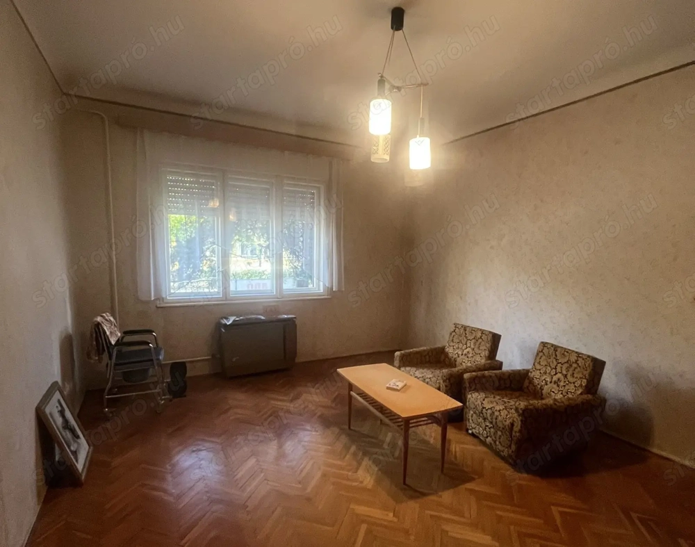 Kiskunhalas központban 6 szobás felújítandó ház garázzsal, nagy lehetőségekkel!