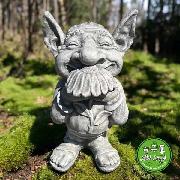 Vicces kerti manó, virággal, kerti törpe