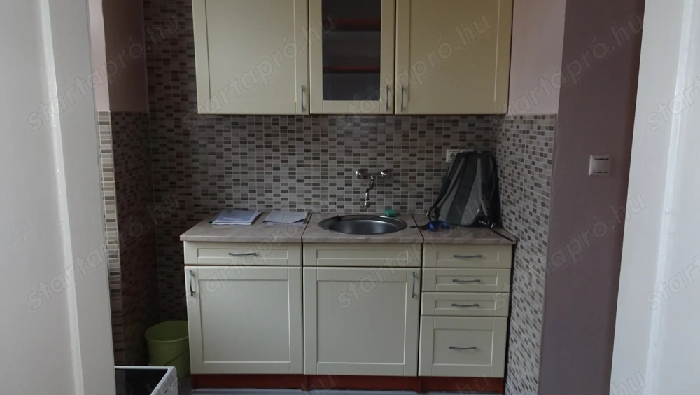 Kőszegen 1 szobás belvárosi, első emeleti lakás hosszú távra kiadó.