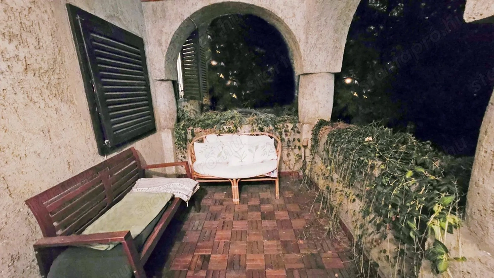 Kíváló adottság, kert, terasz, garázs, belső 2 szintes lakás eladó!