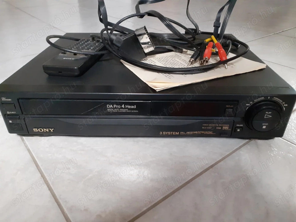 Eladó SONY VHS videomagnó 29 db gyári kazettával