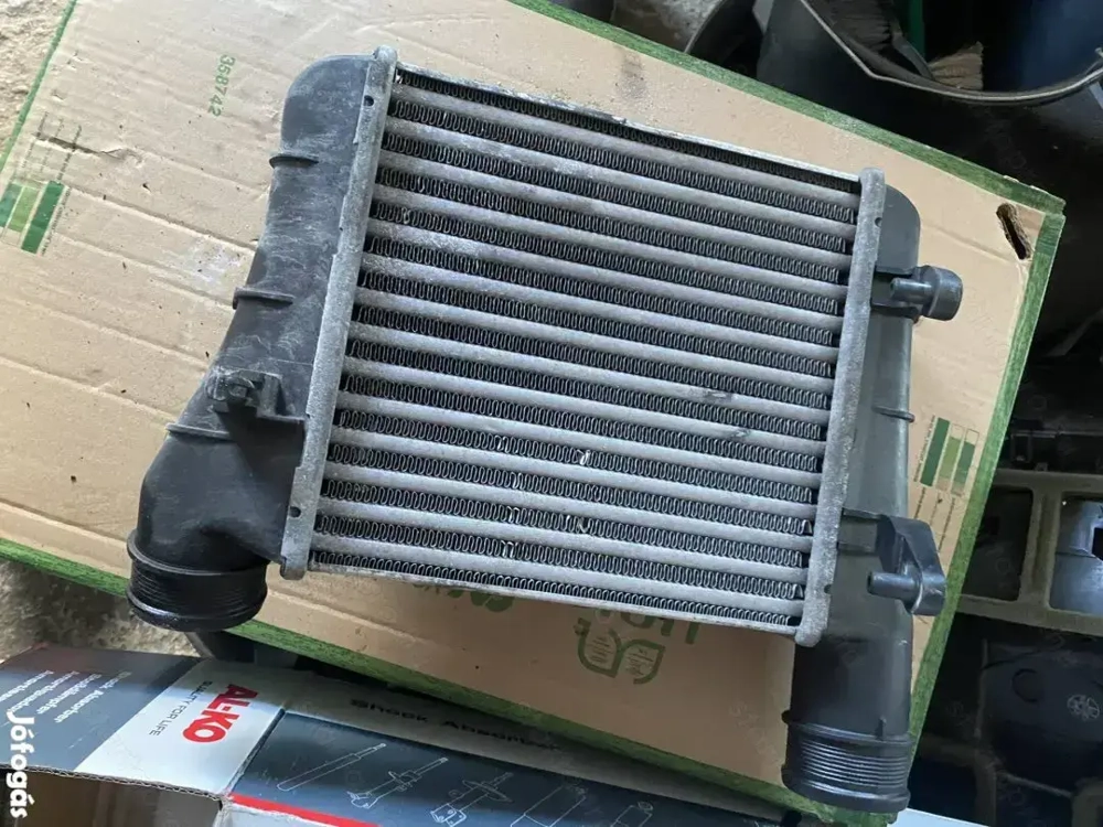 Audi A6 intercooler 8E0 145 805 S beszerelési garancia jó: AUDI A6 C5 Limuzin (4B2) (Építés éve 08.2