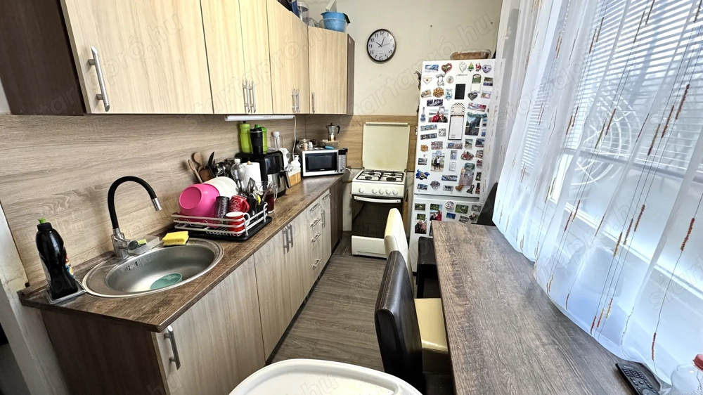 Nyíregyháza-Jósavárosban a Május 1 téren, 1. emeleti, 55 nm-es, 2+1 szobás lakás eladó.