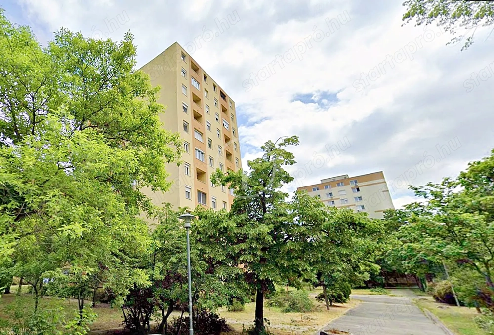 Pillangó parkban csendes, világos, emeleti, tehermentes lakás eladó!