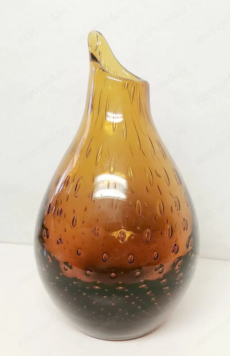 Gyönyörű borostyánsárga, körte alakú váza rendezett légbuborékokkal, Hirschberg, Wilhelm Braun-Feldw