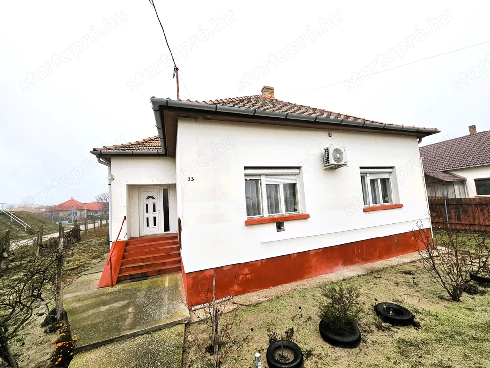 Kömpöc központjában 3 szobás családi ház eladó   M5-ös közelében!