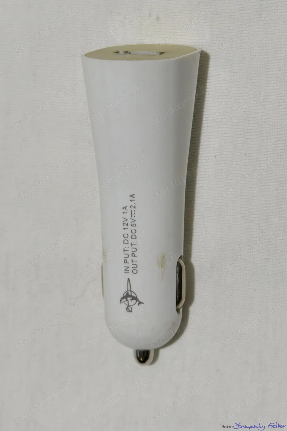 Autós töltő adapter, cápajelű, hengeres, fehér, USB, eladó