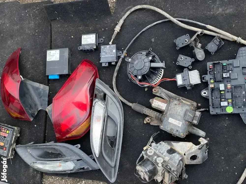 Opel Astra J 1.7 ködlámpa abs elektronikák fűtés ventilátor stb biztosíték doboz elkelt középső konz