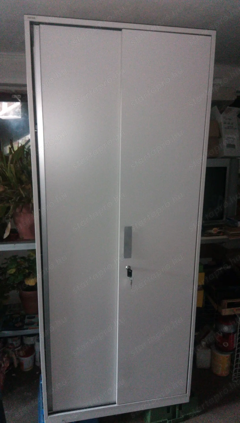 Zárható fémpolcos minőségi kétajtós szekrény 