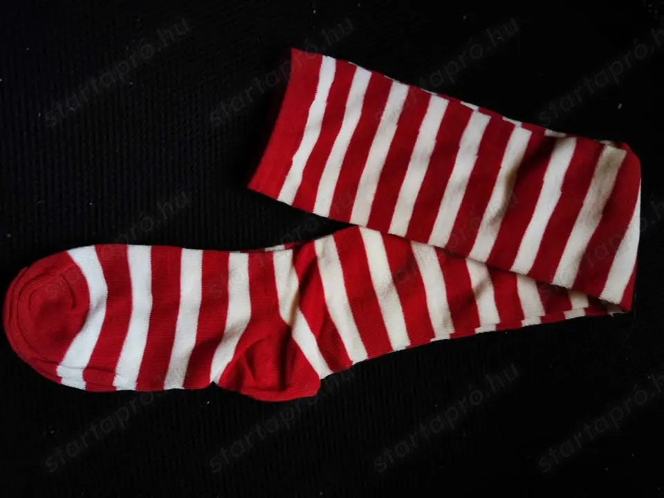 Egy pár karácsonyi piros-fehér csíkos női combharisnya