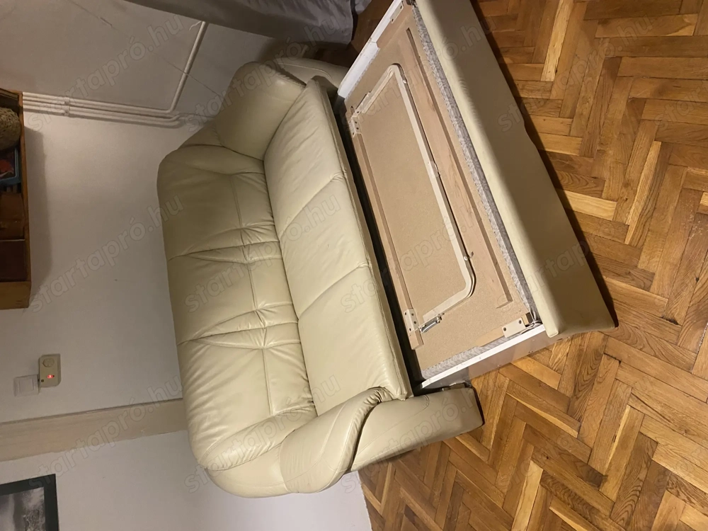 3 személyes bőrkanapé. Használt, megkímélt állapotban. Kihúzható ággyá alakítható. Azonnal elvihető!