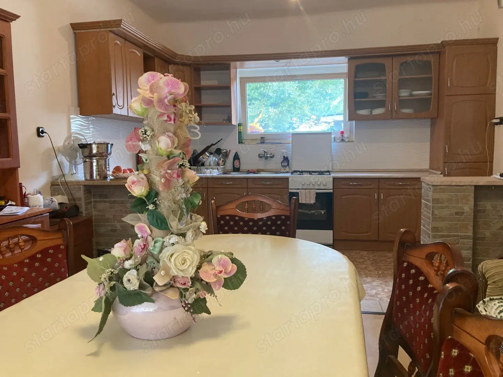 Kiskunhalas belvárosban egy 70 m2-es családi ház 2 db üzlethelyiségekkel eladó!