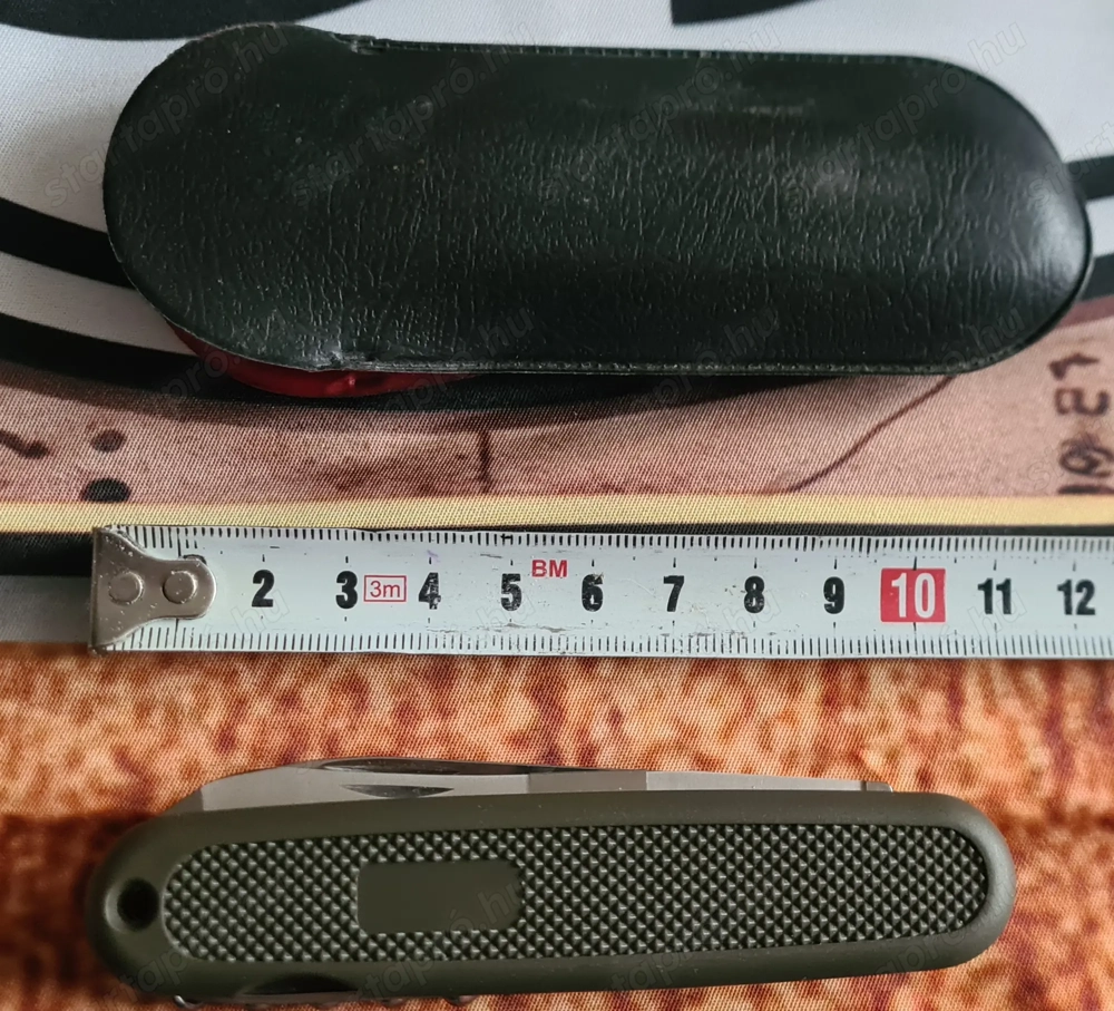 Victorinox svájci multifunkcionális zsebkés, tokkal együtt.