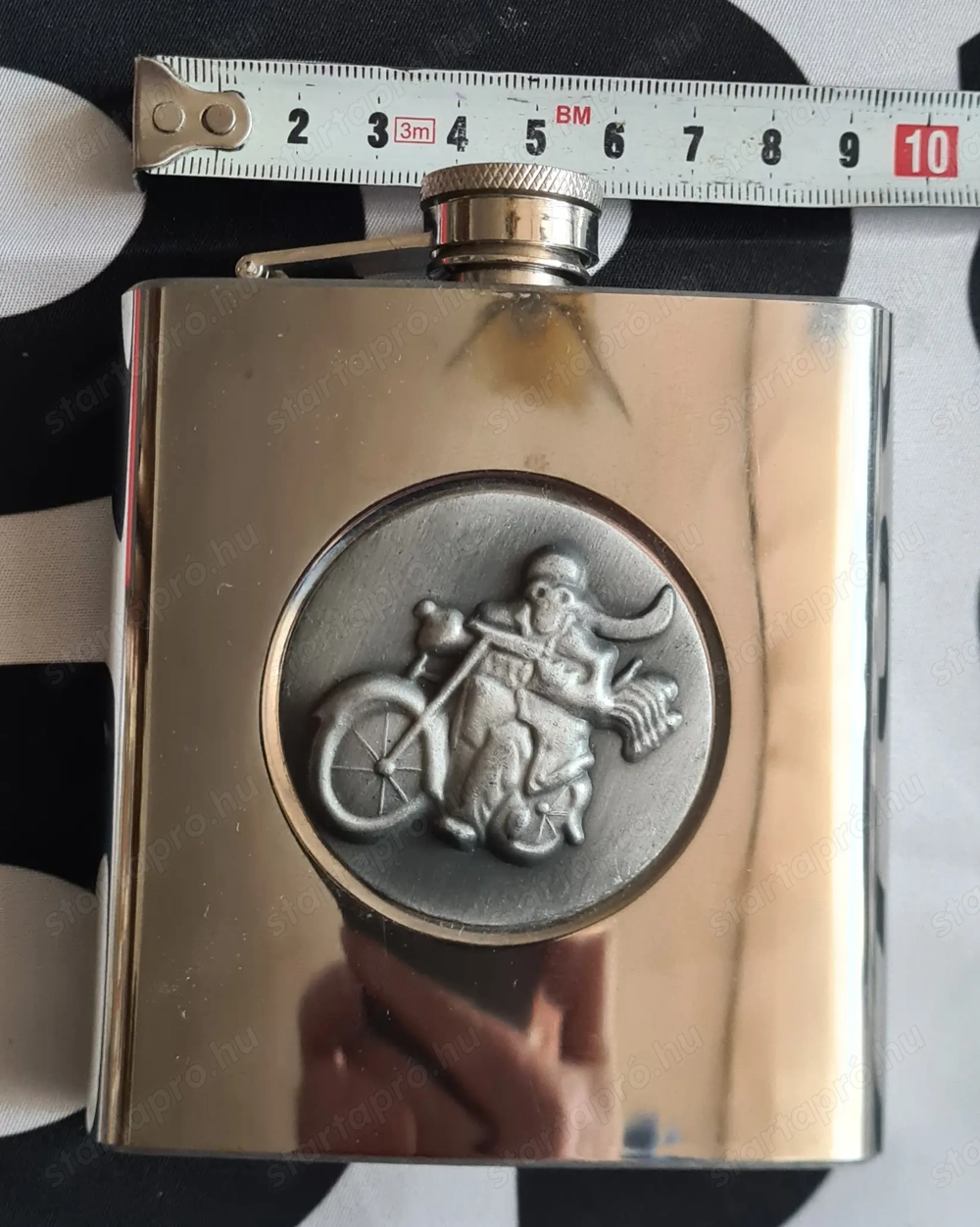 Rozsdamentes acél lapos üveg motoros szimbólummal