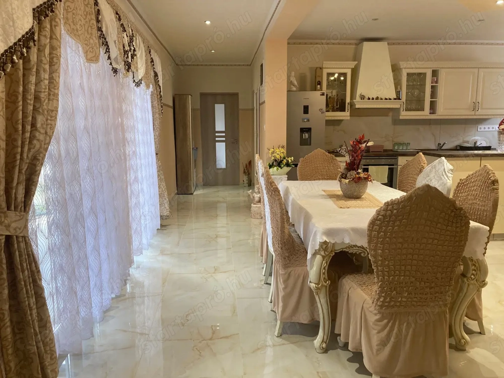 Kiskunhalas belvárosban újjáépített, 80 m2-es családi ház, 160 m2-es klub épülettel!